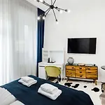 De Luxe Studio With Balcony In The Absolute Center